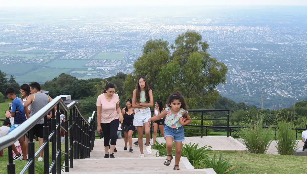 AL CERRO. Una visita al Cristo de San Javier es uno de los planes de domingo más buscados por los turistas y los propios tucumanos.