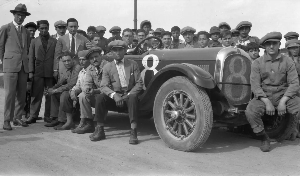 Recuerdos fotográficos: tucumanos deslumbrados por un Chrysler, 100 años atrás