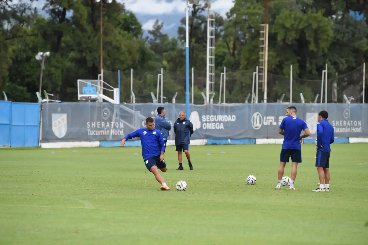 ROTACIÓN. Ezequiel Godoy, ex volante central de la Reserva, viajó a Uruguay con la delegación y se ilusiona con sumar minutos en la seguidilla de partidos que afrontará el 