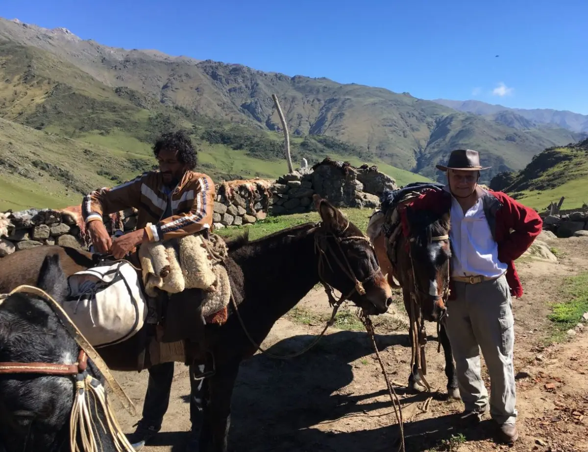 UN ALTO EN EL CAMINO. Rumbo a la cumbre del cerro Muñoz, los autores del libro hicieron una necesaria pausa en el puesto de Clarosa Cruz.