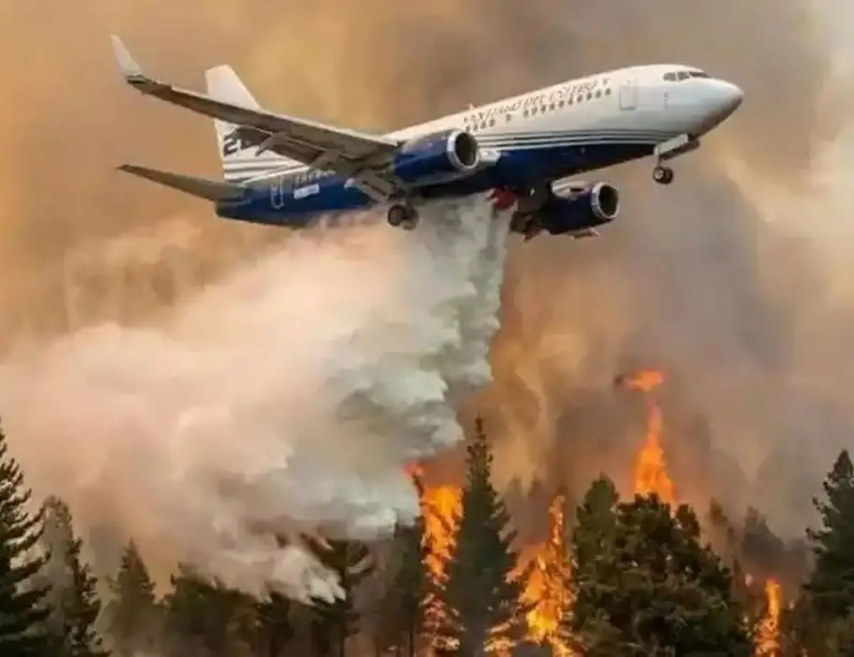 EN EL AIRE. Un avión hidrante, Boeing 737 Fireliner, trabaja en la zona.