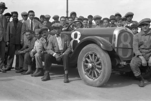 Recuerdos fotográficos: tucumanos deslumbrados por un Chrysler, 100 años atrás
