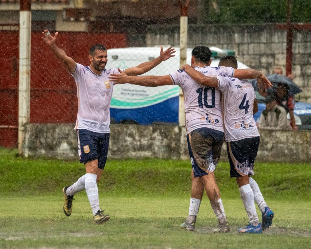 A LA FINAL. Krupoviesa (de frente) festeja el gol de la victoria con Franco Flores y Diego Velárdez, quien fue el encargado de convertirlo