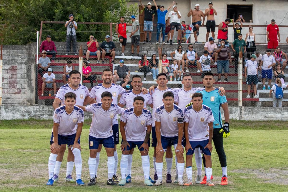 LOS 11. Los titulares en el rojo fueron: Moyano, Barrera, Escobar, Flores, Abregu, Krupoviesa, Smith, Perdigón, Medina, Velardez y Martínez Llanos