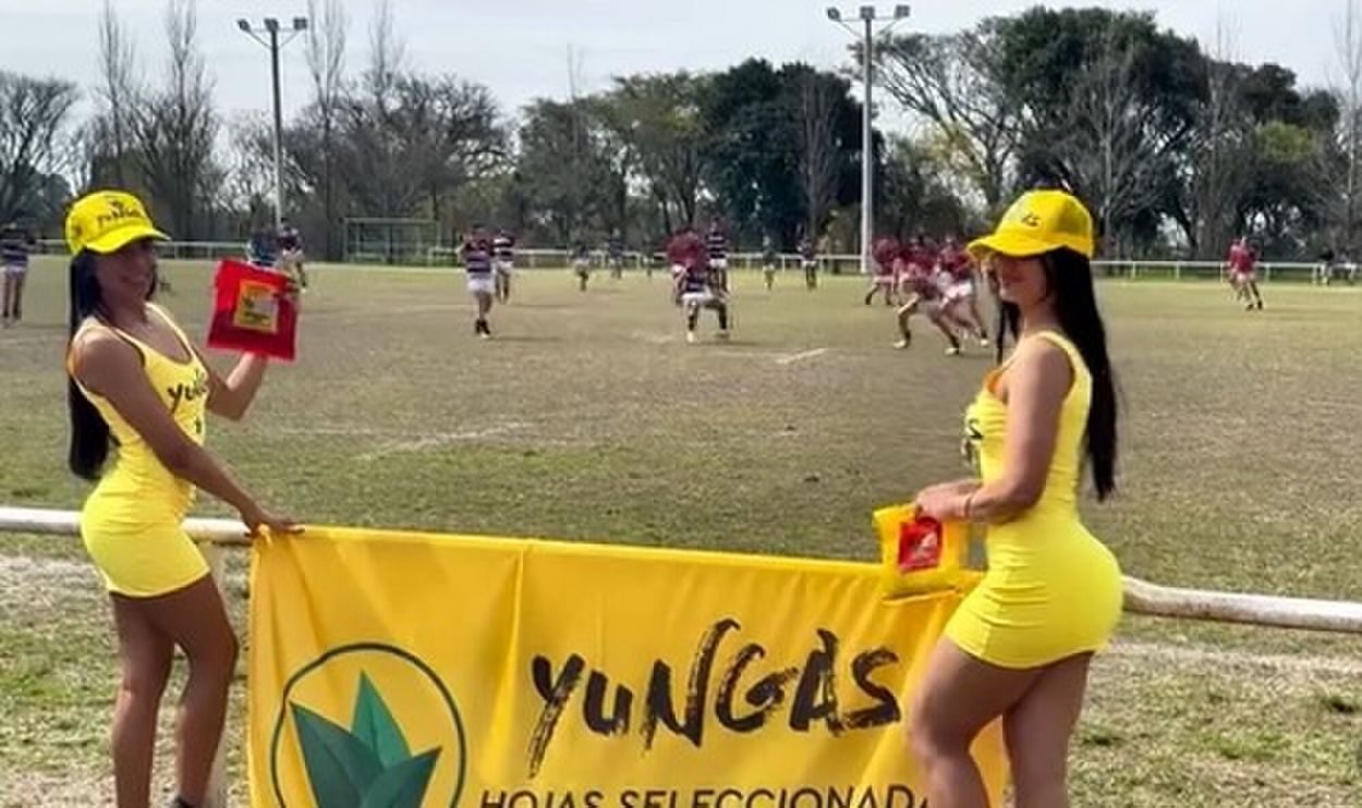 INUSUAL. Una empresa que dice distribuir coca en todo el país promociona su producto en encuentros deportivos.