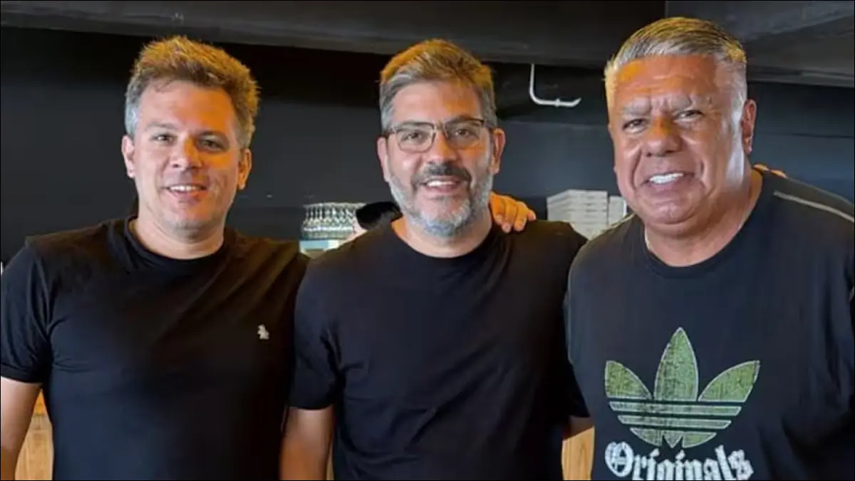 POSTAL POLÍTICA. Claudio “Chiqui” Tapia se fotografió en Mar del Plata junto al asesor general bonaerense Santiago Pérez Teruel y al ministro Carlos Bianco, en medio de la investigación judicial que rodea a la AFA.