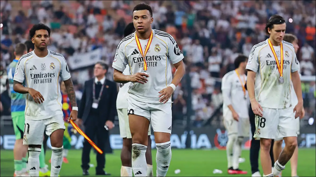 VERSIÓN EN DISPUTA. Mbappé encabeza la retirada del Real Madrid tras la entrega de medallas, en una escena que el club explicó como una indicación de la Federación y que generó cuestionamientos desde Barcelona.