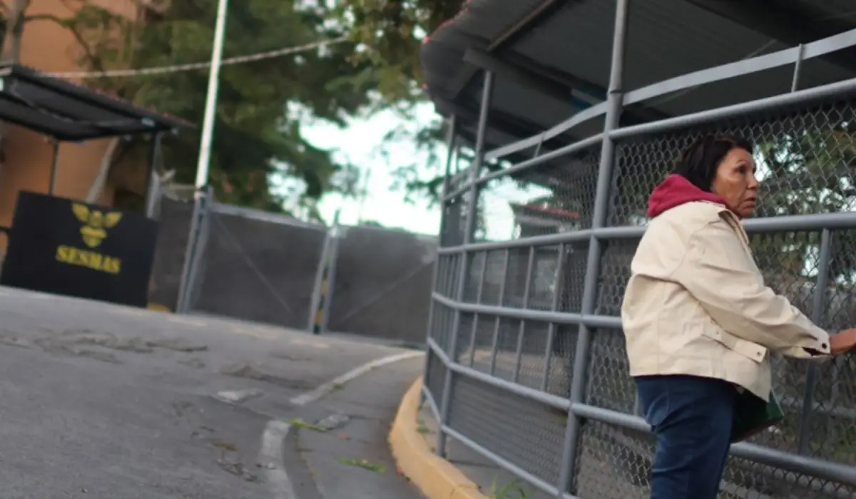PRISIÓN RODEO I. Una mujer esperando noticias sobre un familiar detenido. 
