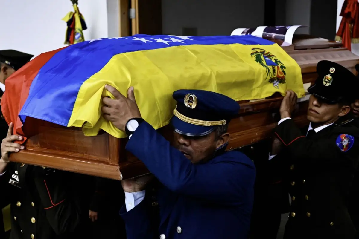 Ningún madero flotando en qué asirse en el naufragio