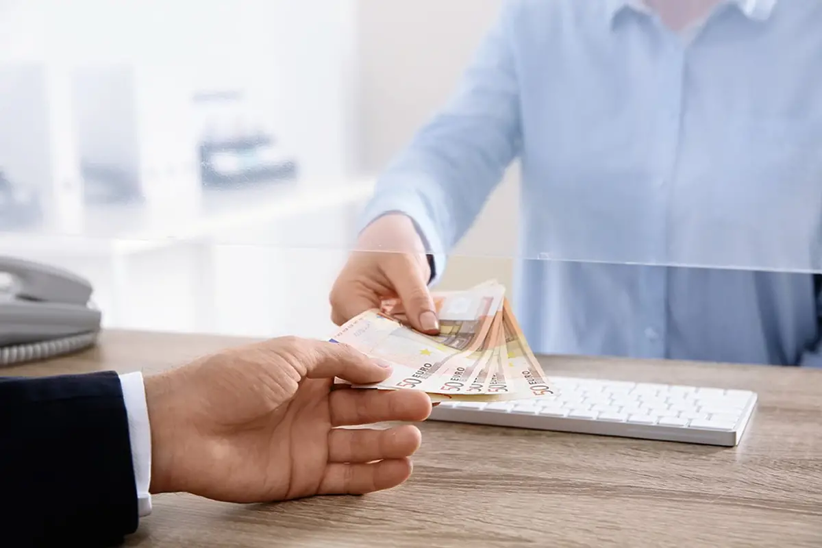 Los beneficiarios de Anses podrán recibir sus haberes por ventanilla o retirarlos desde cajeros automáticos.