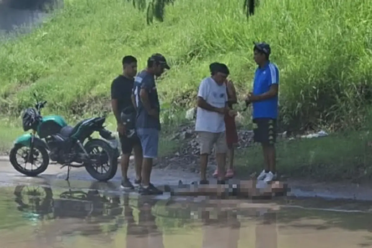 Un grupo de personas encontró a la joven en la calle. 