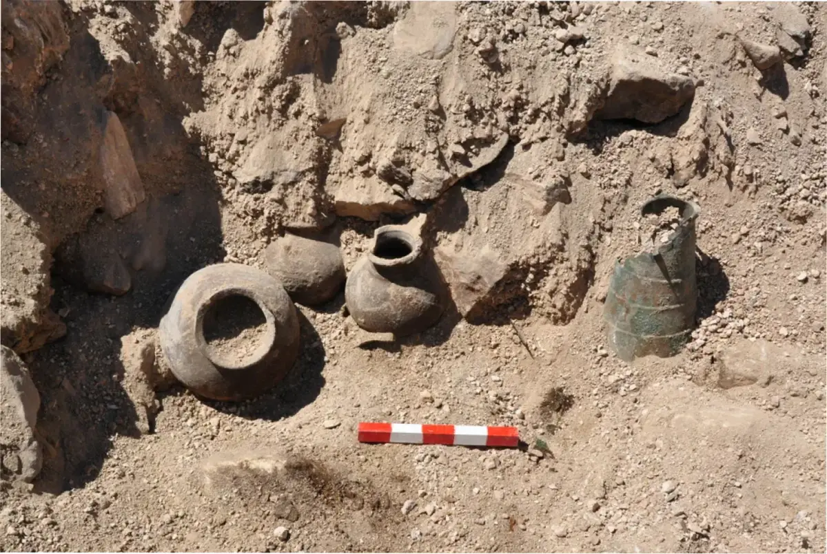 Los ornamentados ajuares funerarios encontrados en la antigua tumba incluyen valiosos vasos de bronce, que son una característica distintiva de las tumbas frigias.(Crédito de la imagen: Hüseyin Erpehlivan)