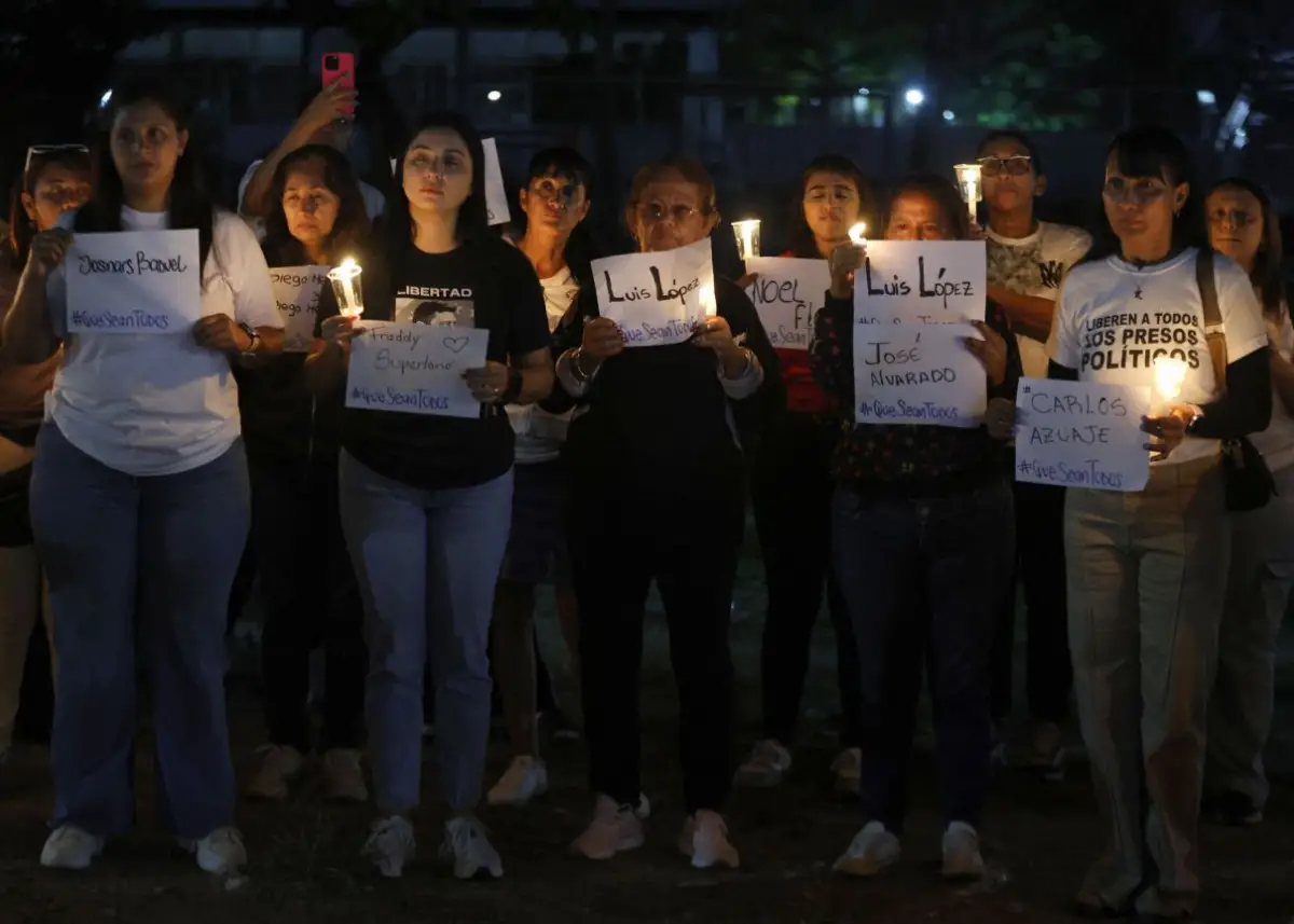 EN VIGILIA. Los familiares de los presos políticos aguardan que el gobierno cumpla con las promesas. afp