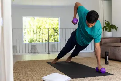 Ejercicios simples y efectivos: cómo quemar grasa en casa con esta rutina de verano