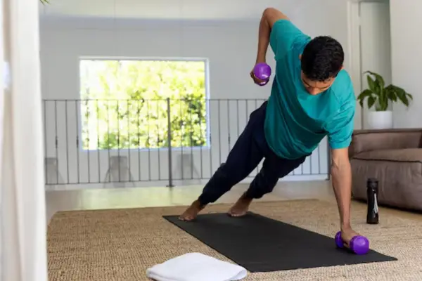 Ejercicios simples y efectivos: cómo quemar grasa en casa con esta rutina de verano