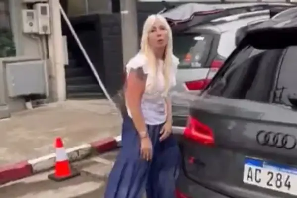 Escándalo en Punta del Este: una argentina amenazó a un automovilista con un bate de béisbol