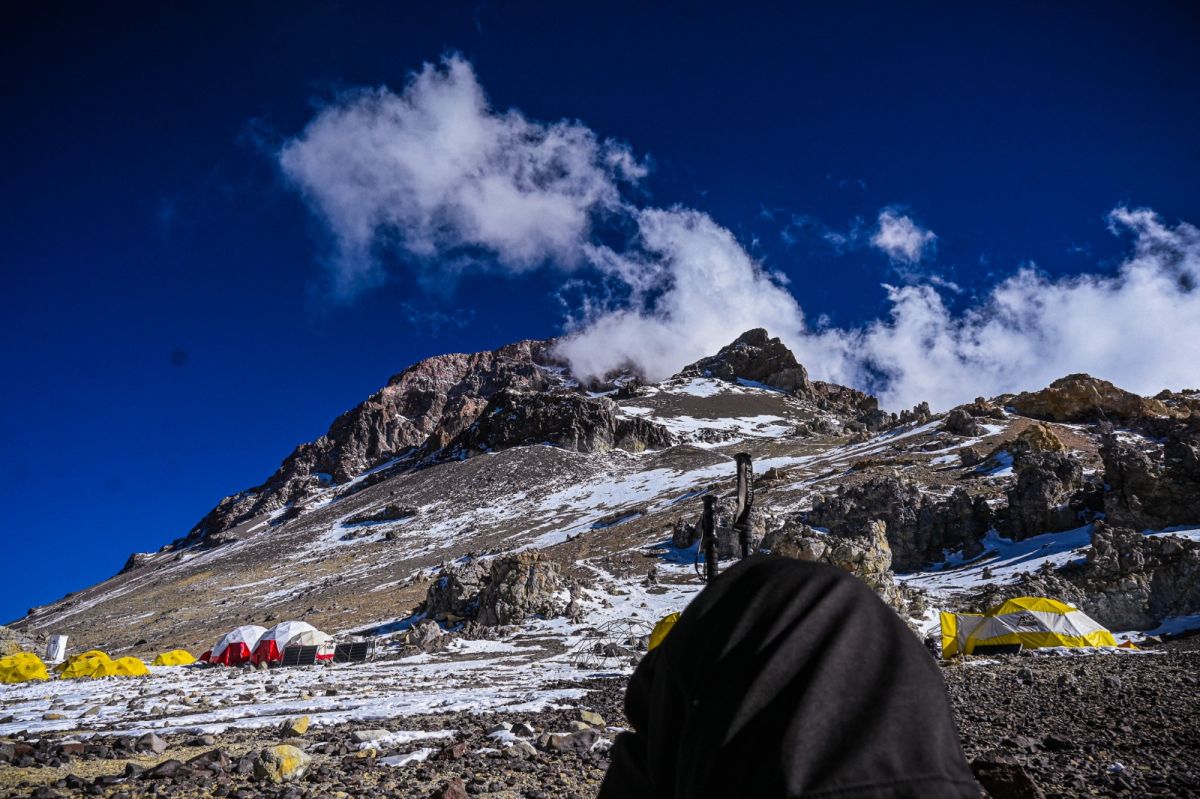 IMPONENTE. Así es la vista hacia la cumbre desde Cólera, el último campamento.