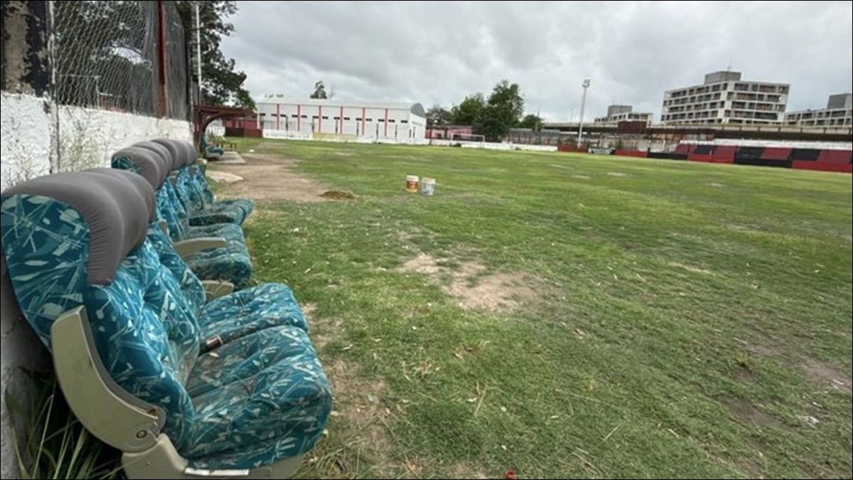 INFRAESTRUCTURA PRECARIA. Los bancos de suplentes del estadio están armados con asientos de colectivos, una postal que resume el deterioro que arrastra la institución desde hace años.