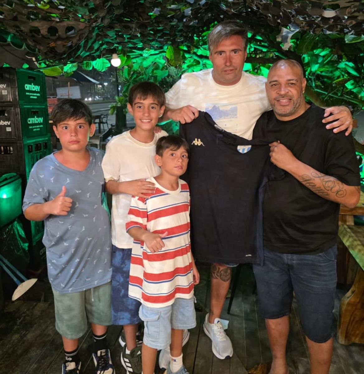 REGALO. Bruno Giri posa junto a sus hijos y un 