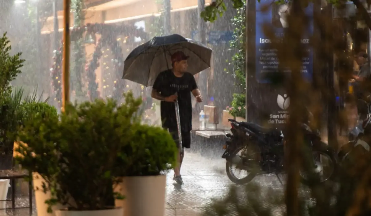 Un fuerte temporal golpeó este martes a Tucumán. 