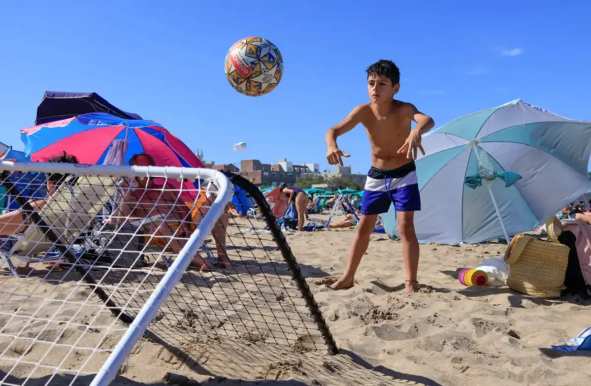 Las mejores pelotas para llevar a la playa y los juegos ideales para disfrutar junto al mar