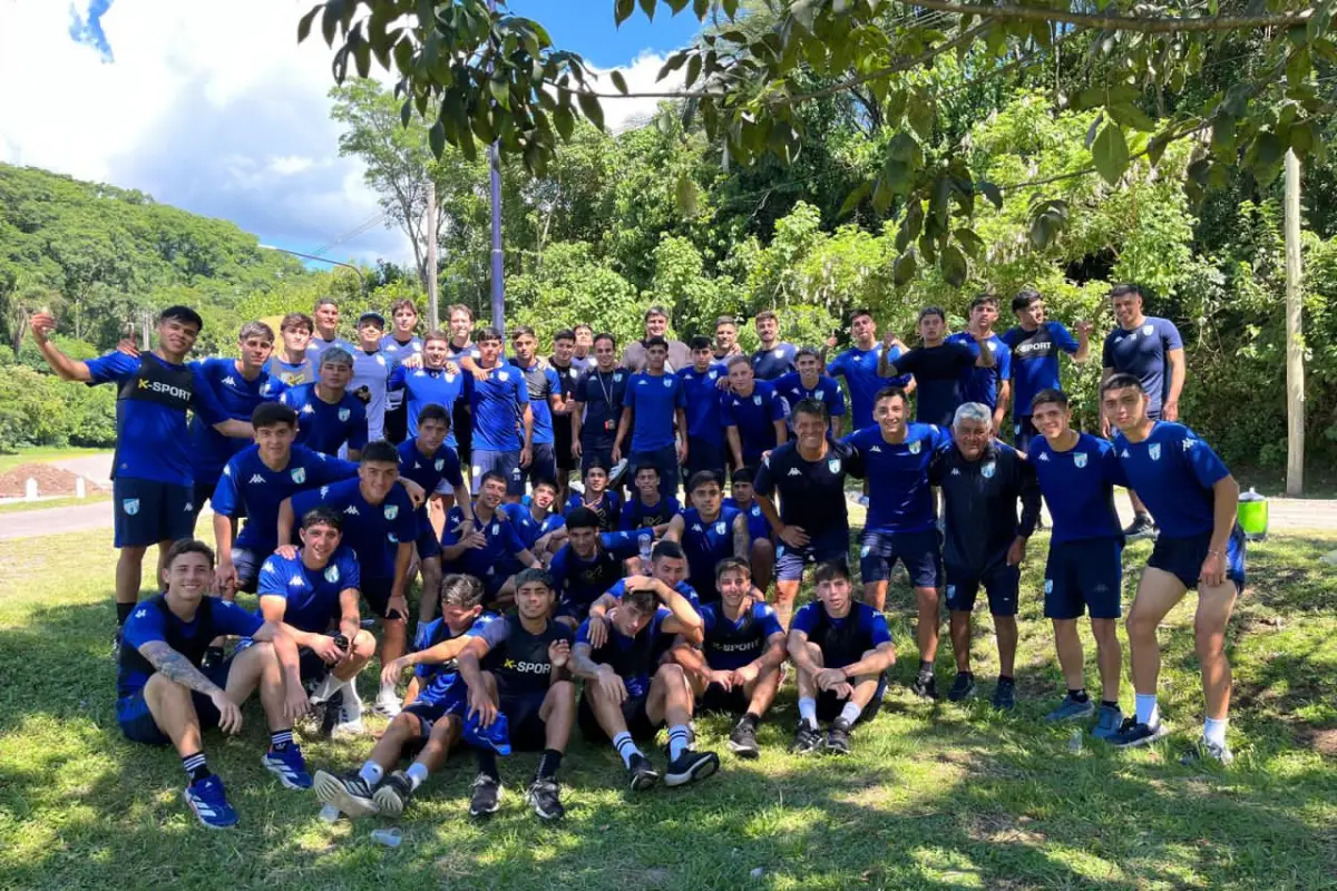 FOCO. El plantel de Reserva posa en la rotonda de la avenida Perón, tras finalizar una de las sesiones de trabajo en la pretemporada. El grupo quiere volver a ser protagonista del torneo en 2026.