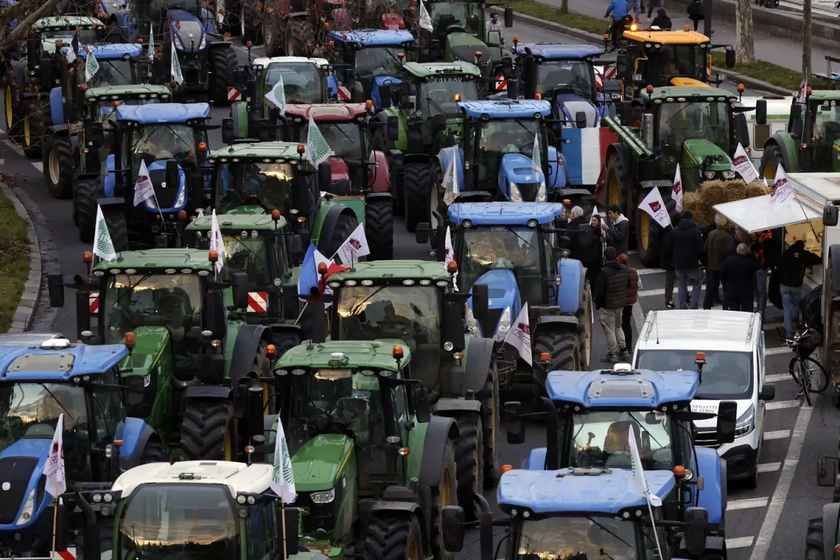 PROTESTA. Los primeros tractores que llegaro a la capital francesa. AFP