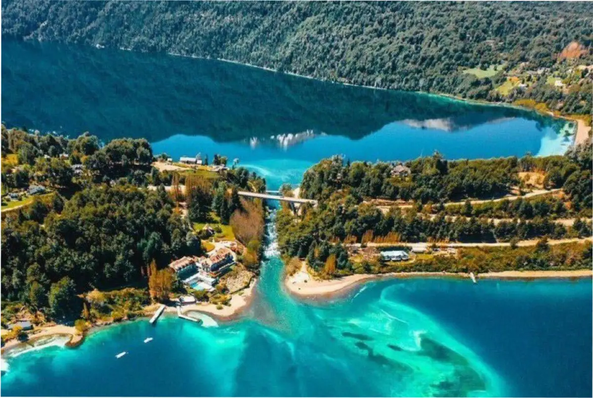 El río Correntoso une el lago Correntoso con el lago Nahuel Huapi.
