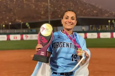 Es campeona sudamericana y debe trabajar como profesora en un gimnasio para sostener su carrera en el softbol
