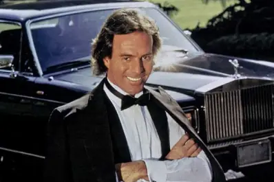 Julio Iglesias fue acusado de agredir sexualmente y acosar a dos empleadas