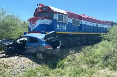 Milagro en Santiago del Estero: una familia tucumana sobrevivió tras ser embestida por un tren de carga