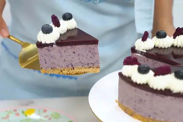 Tarta de queso y arándanos: un postre helado que no necesita cocción