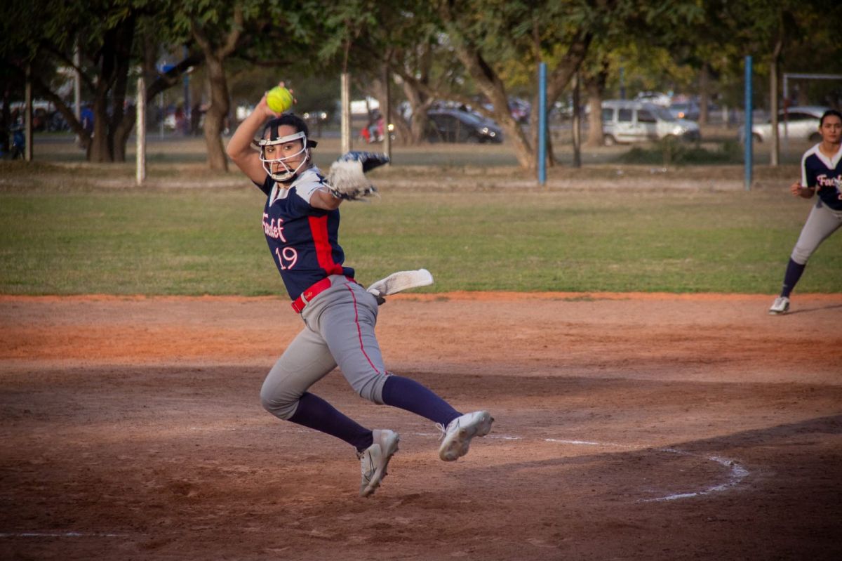 ACCIÓN. González Fanjul, pitcher de FACDEF, suelta el lanzamiento en plena jugada.