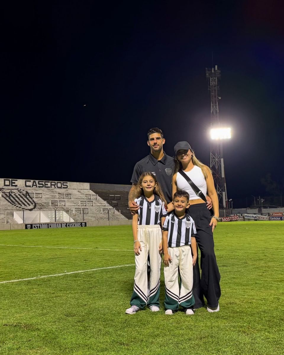 EN FAMILIA. Briñone posa junto a su esposa y sus dos hijos en la cancha. 