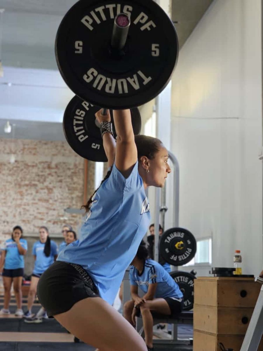 FUERZA. González Fanjul levanta la barra por encima de la cabeza en una sesión de gimnasio.