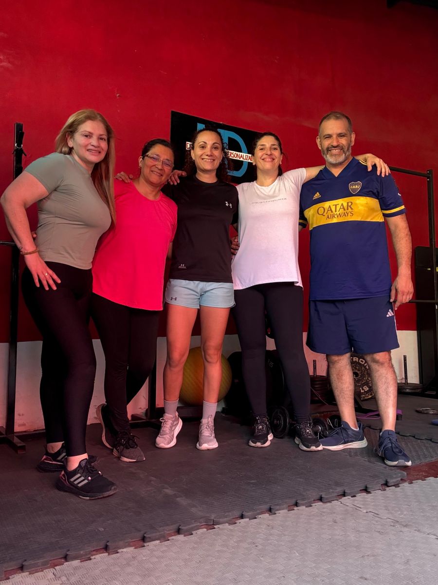RUTINA. Daniela González Fanjul, profesora y atleta de alto rendimiento, trabaja con sus alumnos en el gimnasio: entre clases y entrenamientos, sostiene su carrera en el sóftbol.
