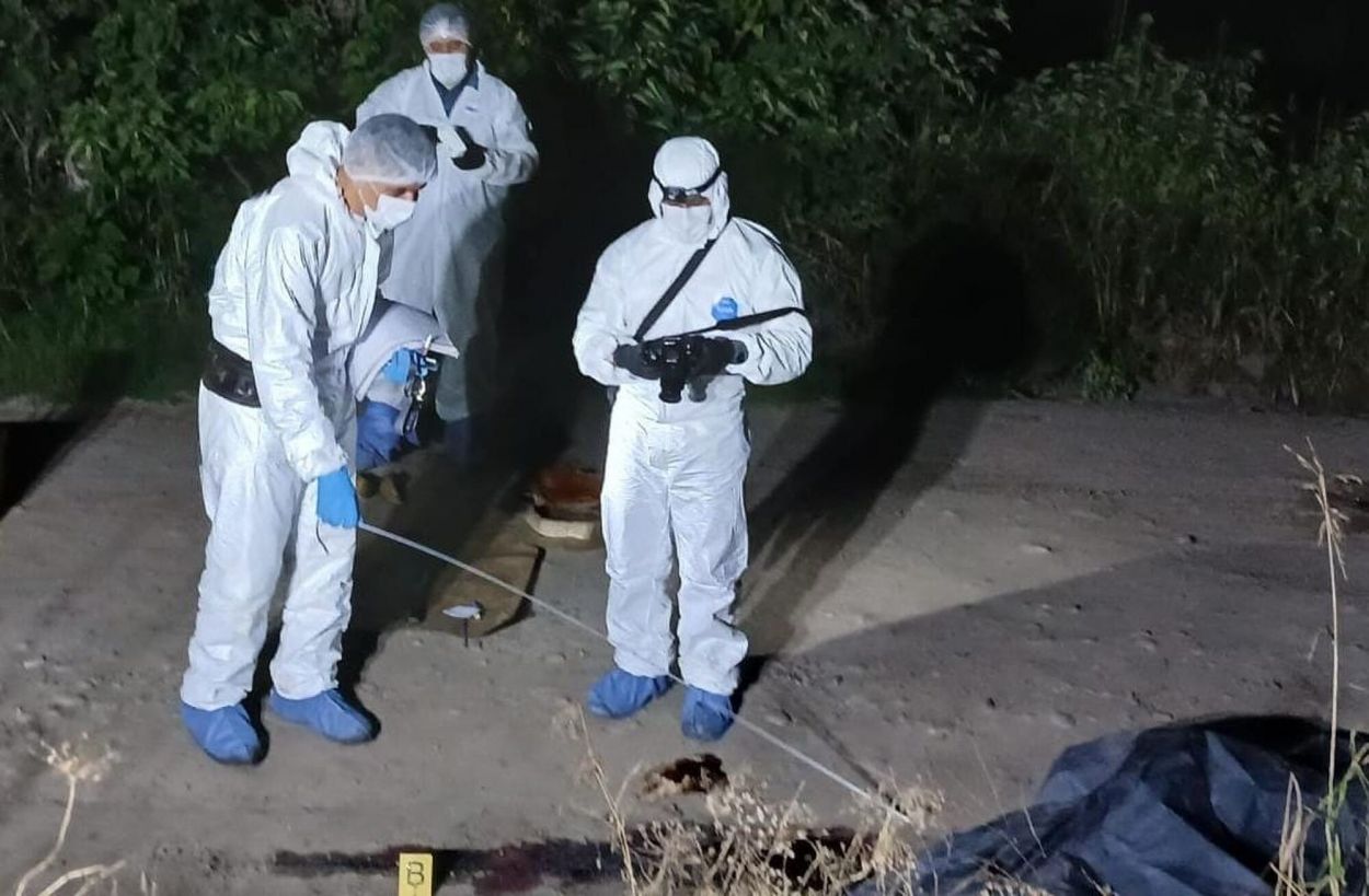 EN PLENA PESQUISA. El equipo de peritos del Ecif y un grupo de policías de la Brigada Sur rastrillaron la escena del crimen.