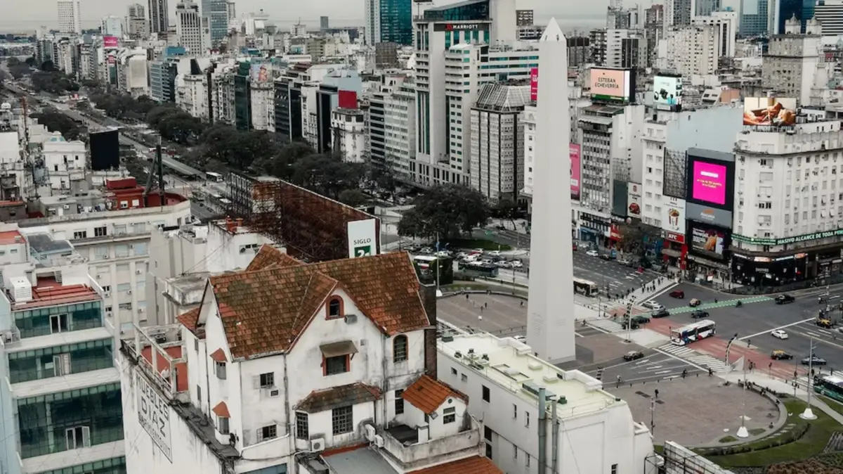 Ponen en venta el histórico chalet sobre una terraza frente al Obelisco: la historia del ícono porteño y su precio millonario