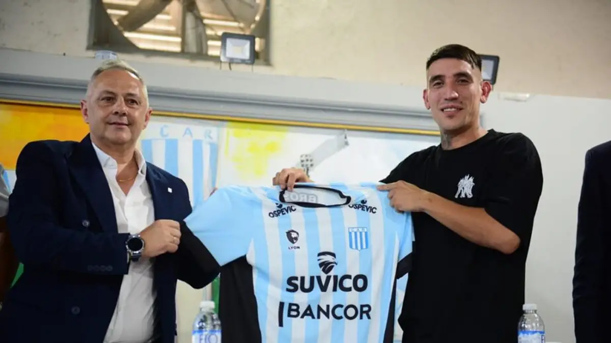 FLAMANTE REFUERZO. Ricardo Centurión posa con la camiseta de Racing de Córdoba, en la presentación oficial como refuerzo del conjunto de Nueva Italia.