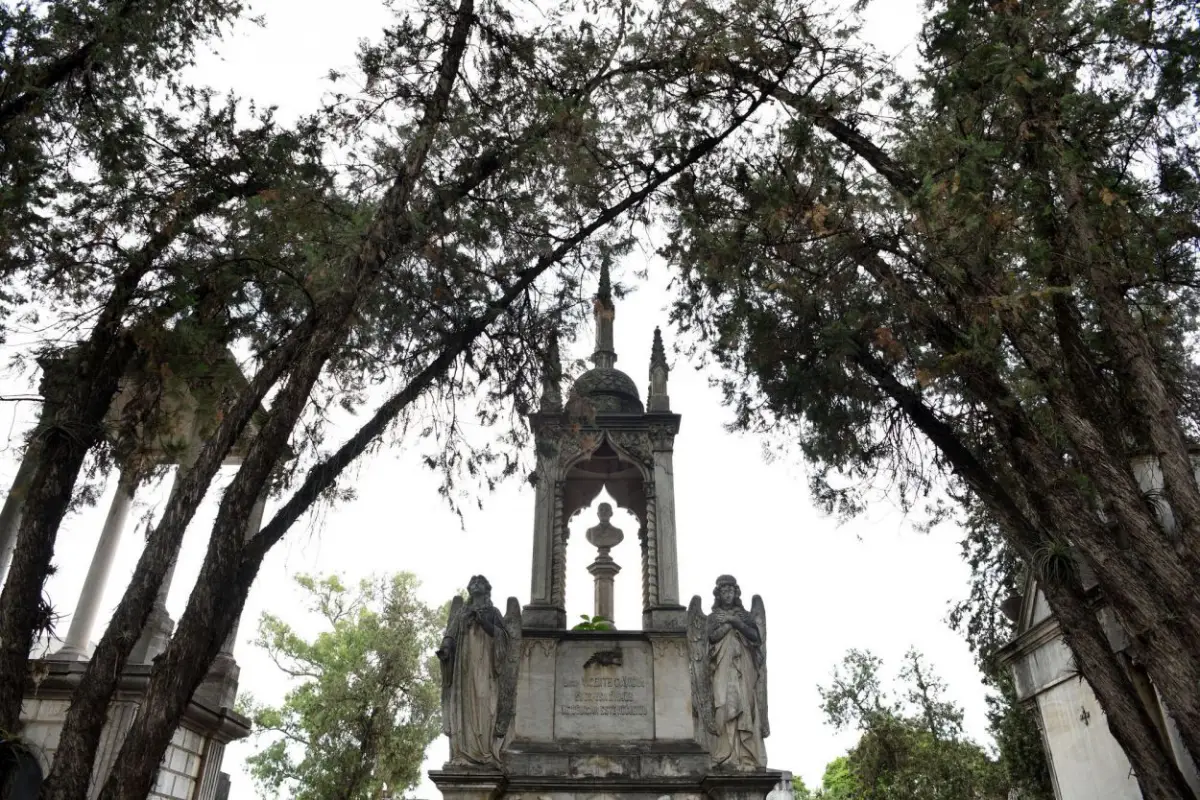 MIRADAS. Se analizaron las esculturas como configuraciones portadoras de sentido simbólico e histórico.