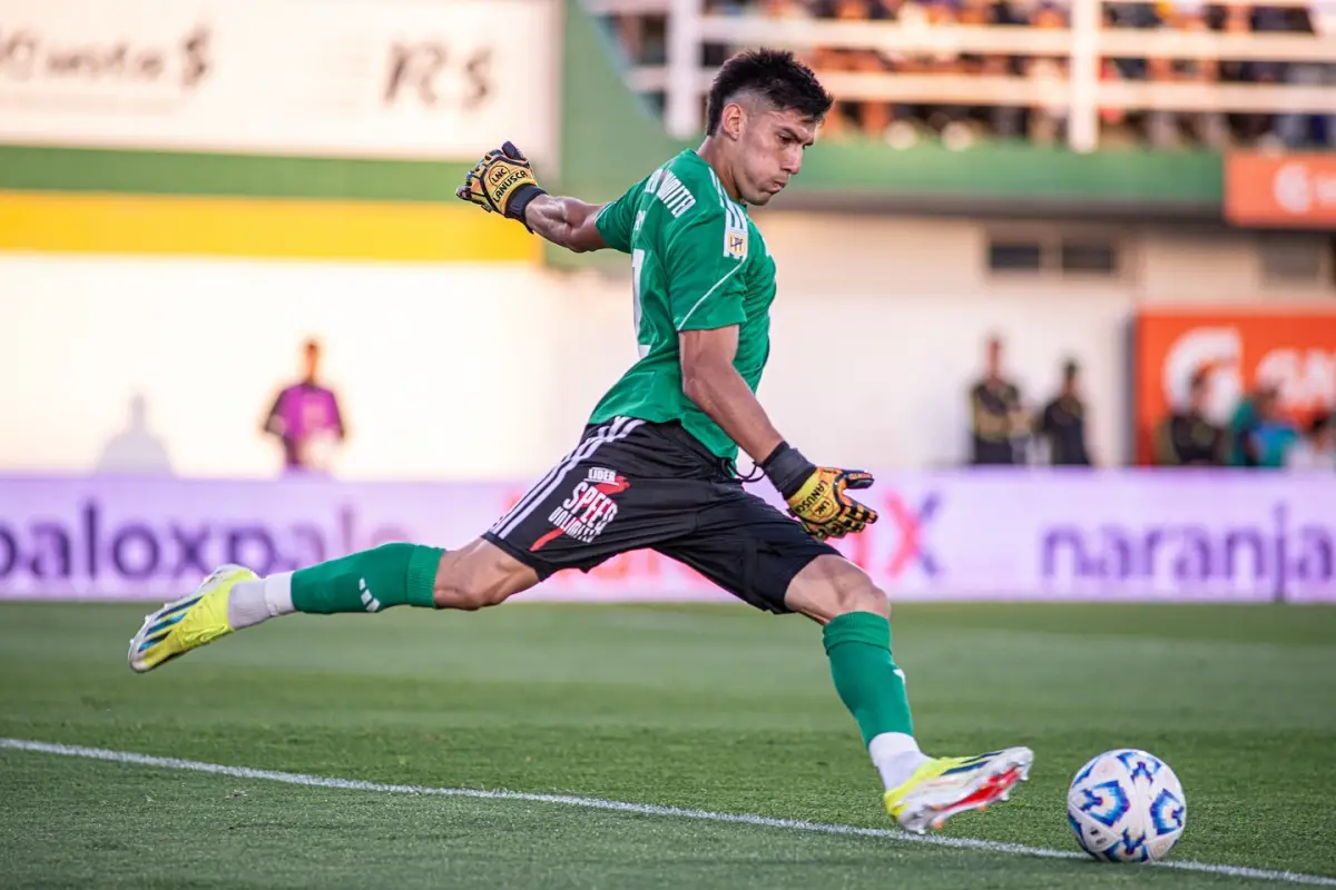 EN ACCIÓN. Nahuel Manganelli sumó minutos en el arco de Deportivo Riestra durante la última temporada.