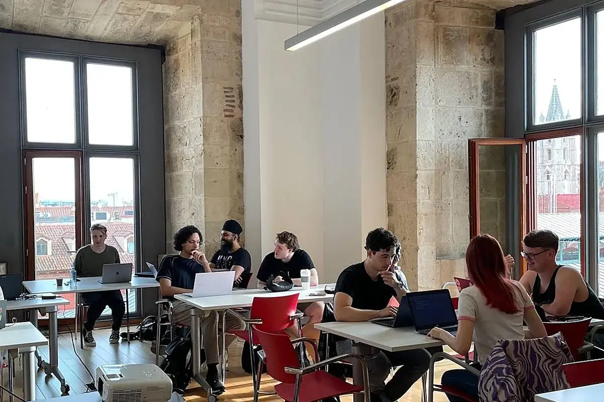 IDIOMAS. La Universidad de Washington habilita un curso que mejora tu comunicación en el trabajo.