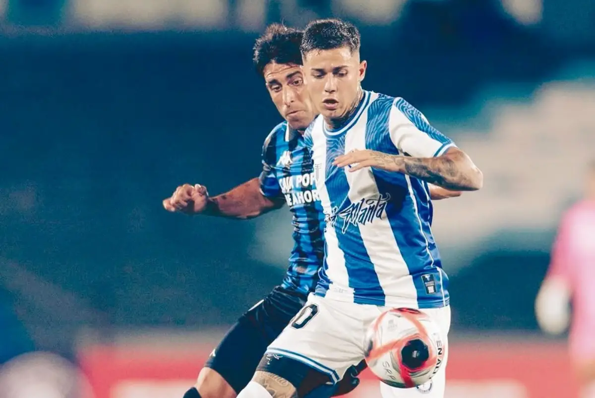 RODAJE. Leonel Di Plácido busca recuperar la pelota en el duelo frente a Cerro Largo. El lateral derecho continuará sumando minutos de cara al debut en el Apertura.