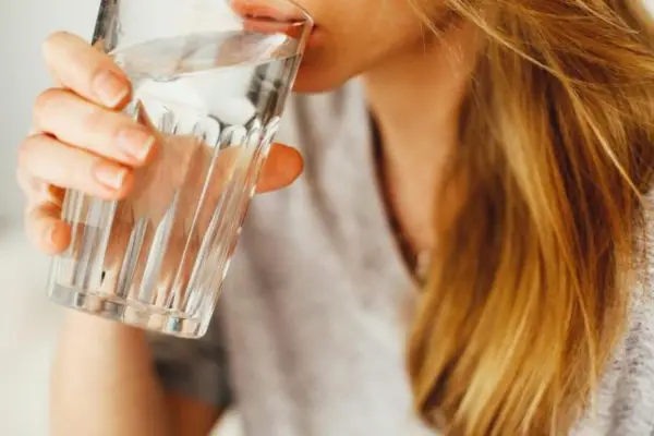 Tomar agua sin tener sed: ¿hábito saludable o riesgo oculto? Esto dicen los especialistas