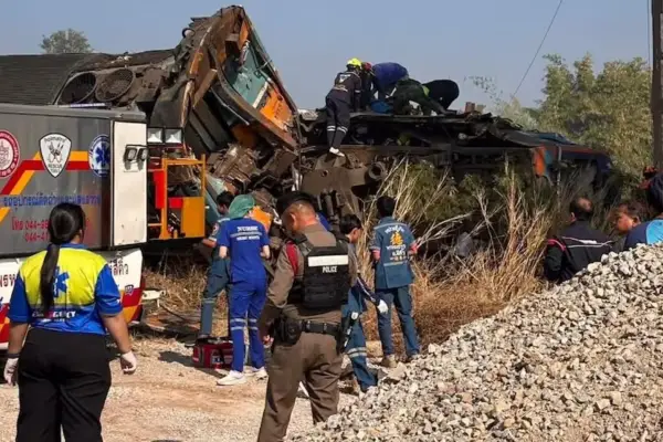 Tailandia: una grúa se desplomó sobre un tren y dejó al menos 29 muertos y 64 heridos
