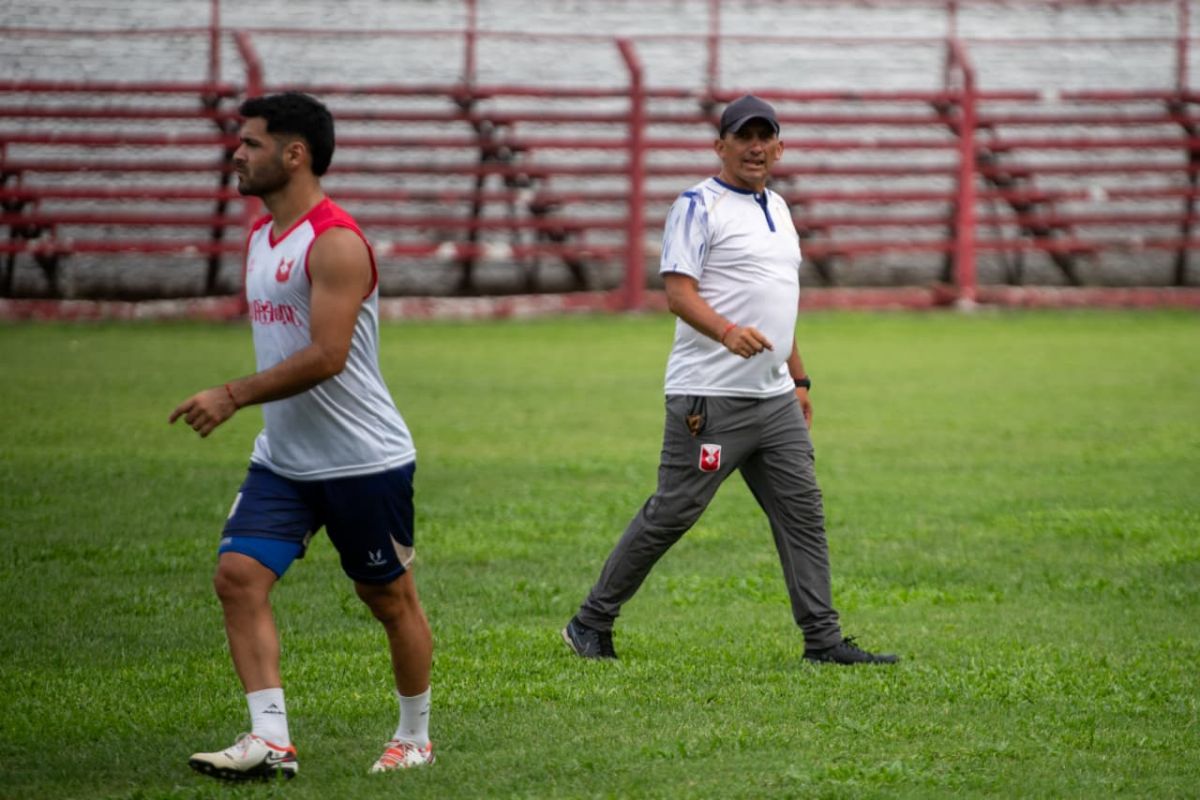EL ESTRATEGA. Walter Arrieta, entrenador del conjunto de Villa Alem.