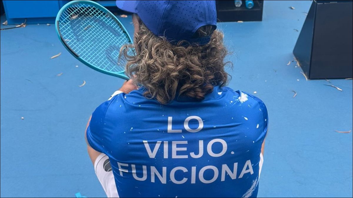 MENSAJE. La remera de Marco Trungelliti con la frase “Lo viejo funciona” se volvió un símbolo de su presente en Melbourne.