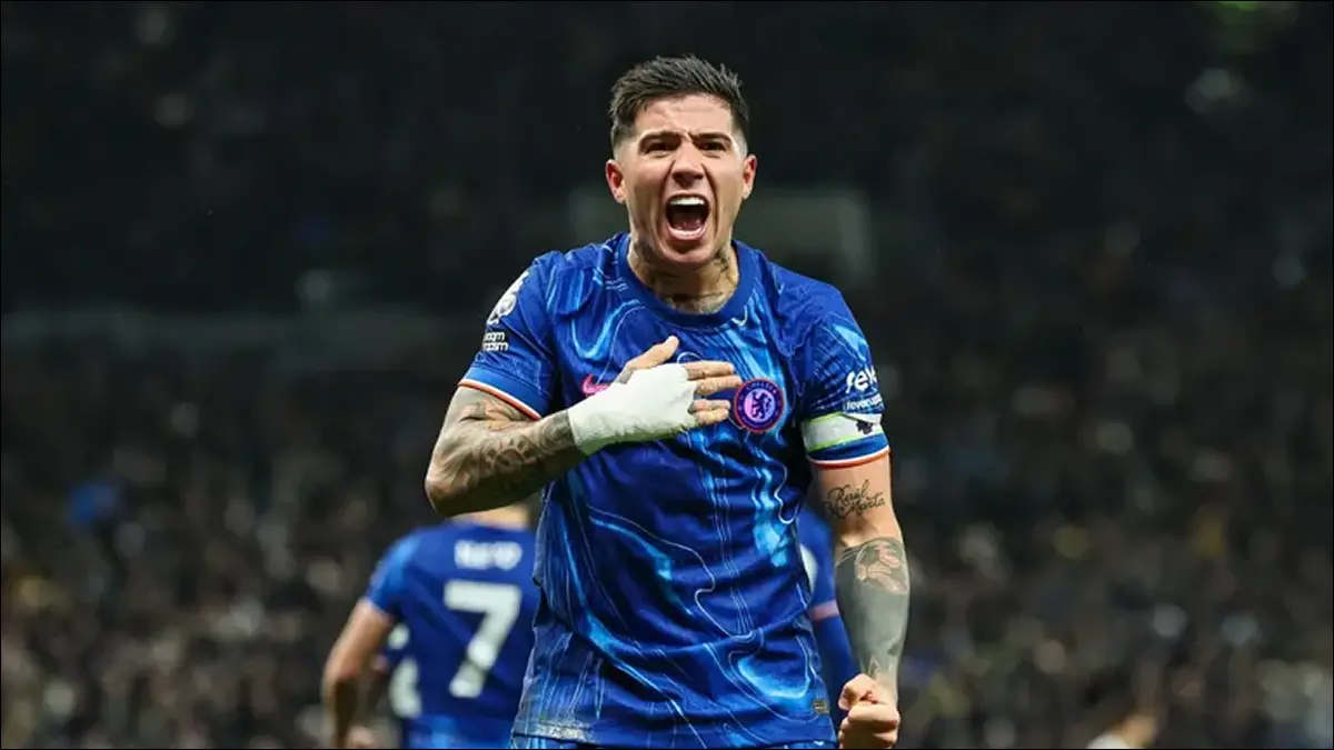 REFERENTE. Enzo Fernández es capitán del Chelsea y una de las piezas más valoradas del mercado europeo, mientras el PSG analiza una posible ofensiva por su pase.