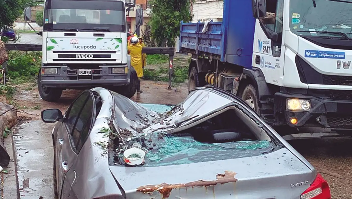 LAMENTABLE. Así quedó el auto aplastado en Belgrano y Alberti.