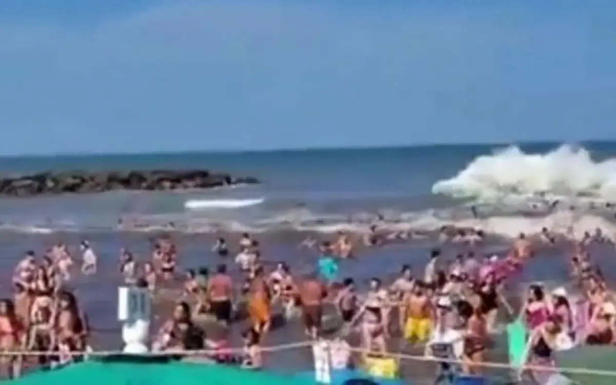 CAOS. Un meteotsunami asustó a cientos de turistas en la costa bonaerense. imagen de video